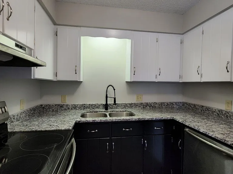 12 Portwest Townhouses #D — Photo 5