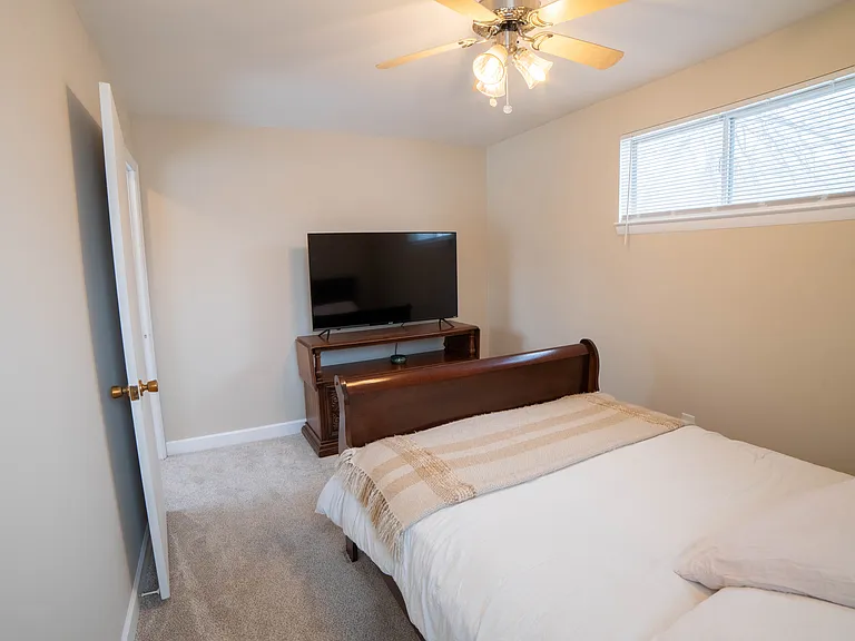 635 W Girard Ave — Photo 9
