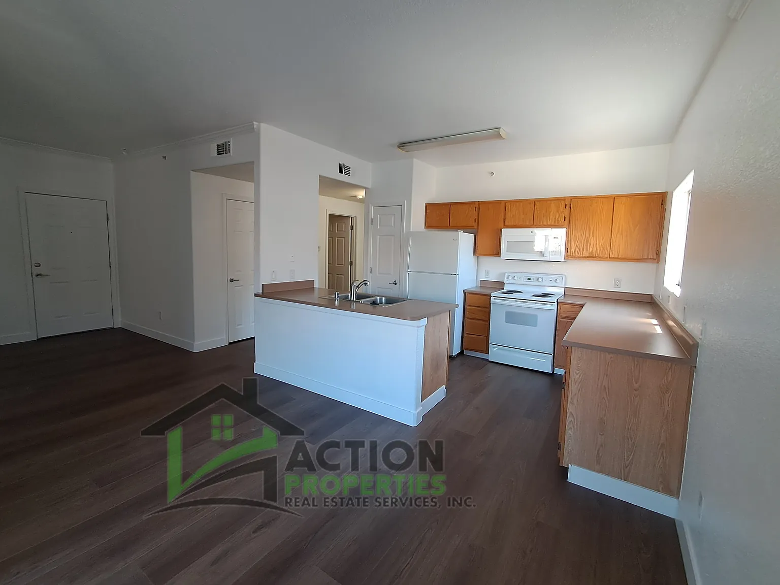 3 bed, 1345 sqft, $2,300 — Photo 3