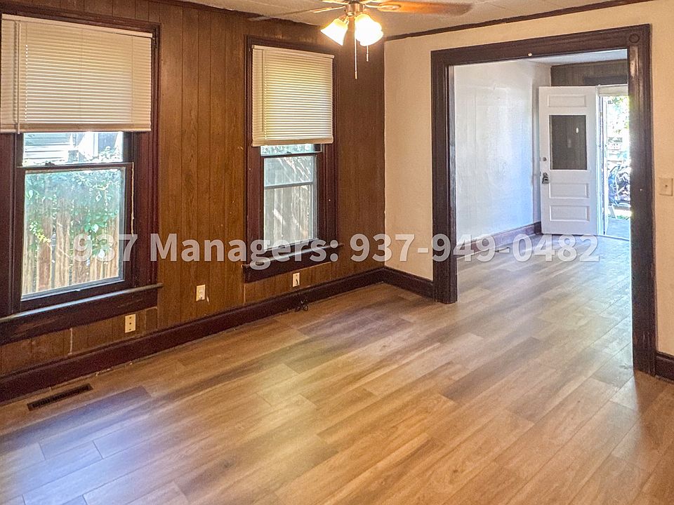 Dining room with celing fan
