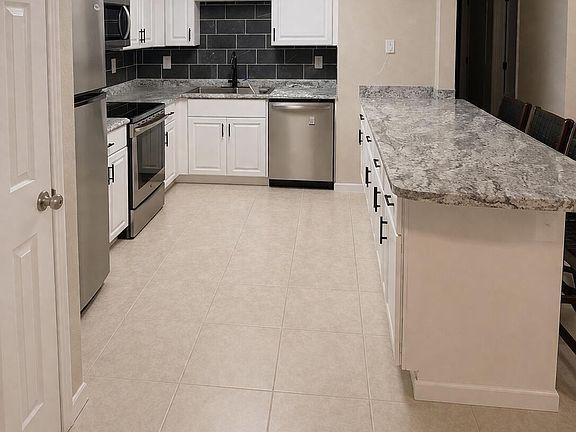 5th image of 3912 Juniper St