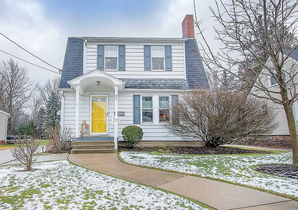 242 Bachtel St SE photo 1