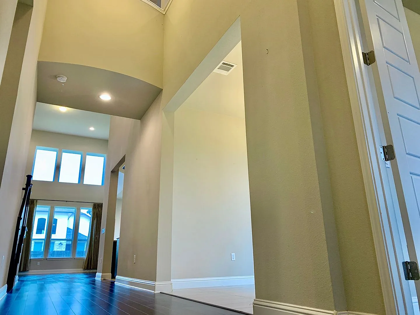 Gorgeous 5 bedroom home. Spacious and Elegant! — Photo 3