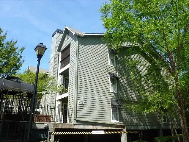 536 Granville Ct — Photo 2