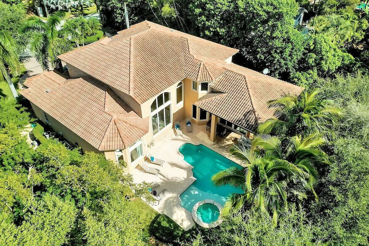 6 bed, 4.5 bath, 4425 sqft, $18,000 — Photo 1