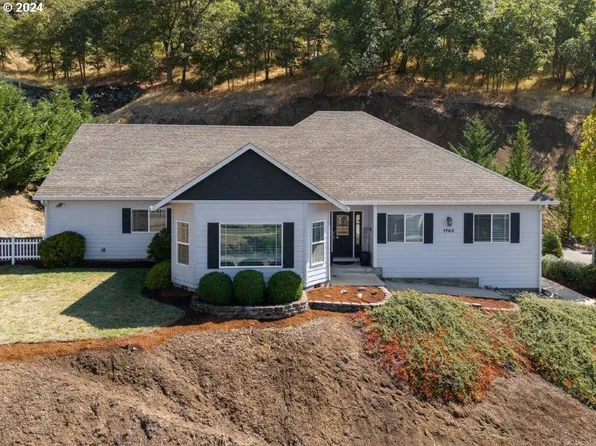 1793 NE Rocky Dr, Roseburg, OR 97470