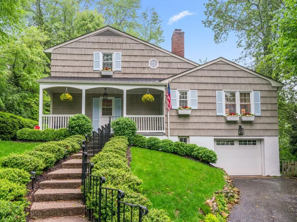 10 Erick Court, Cold Spring Harbor, NY 11724