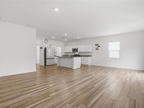 2nd image of 186 Pond Ct