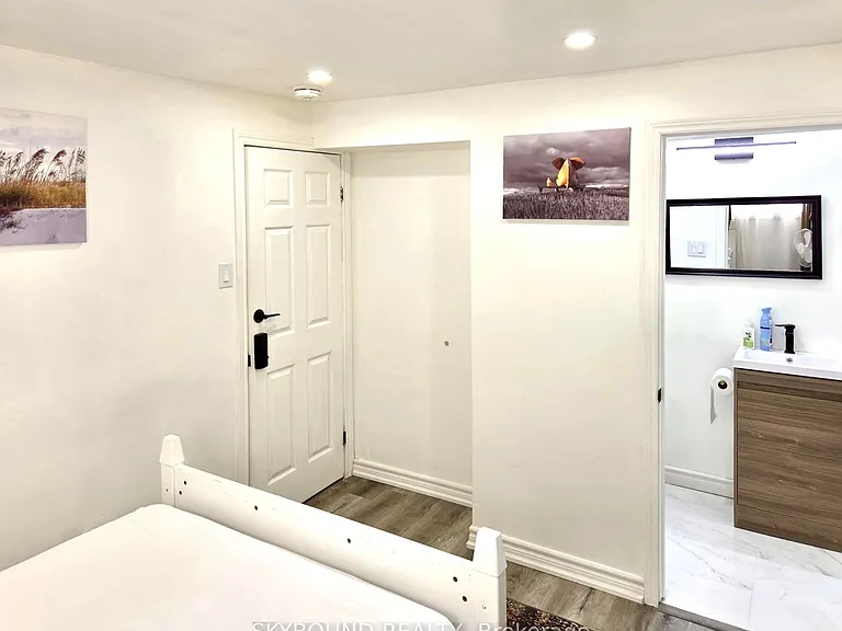2586 Foxmeadow Rd N #2 — Photo 4