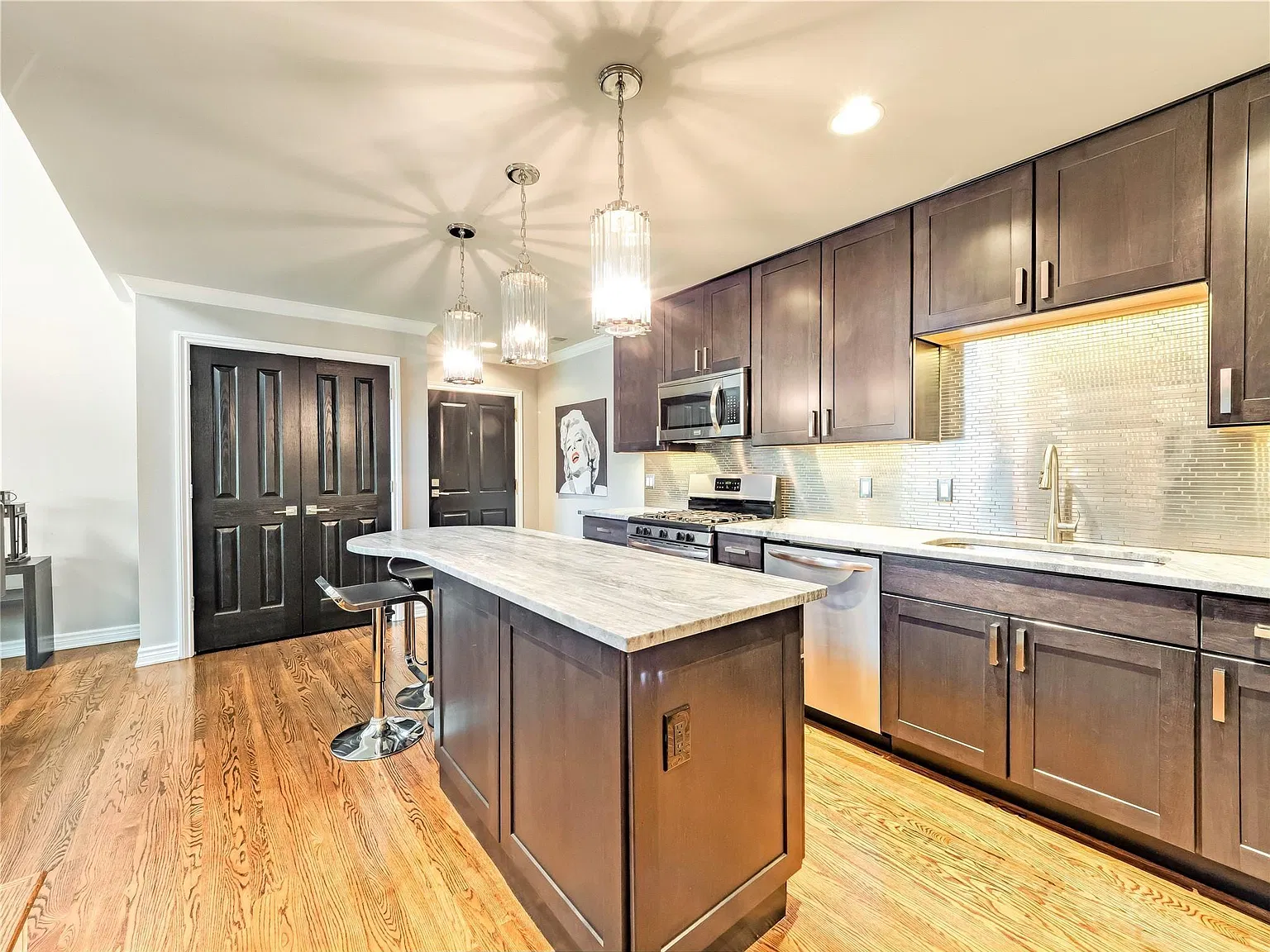 2 bed, 2.0 bath, 1300 sqft, $4,250 — Photo 4