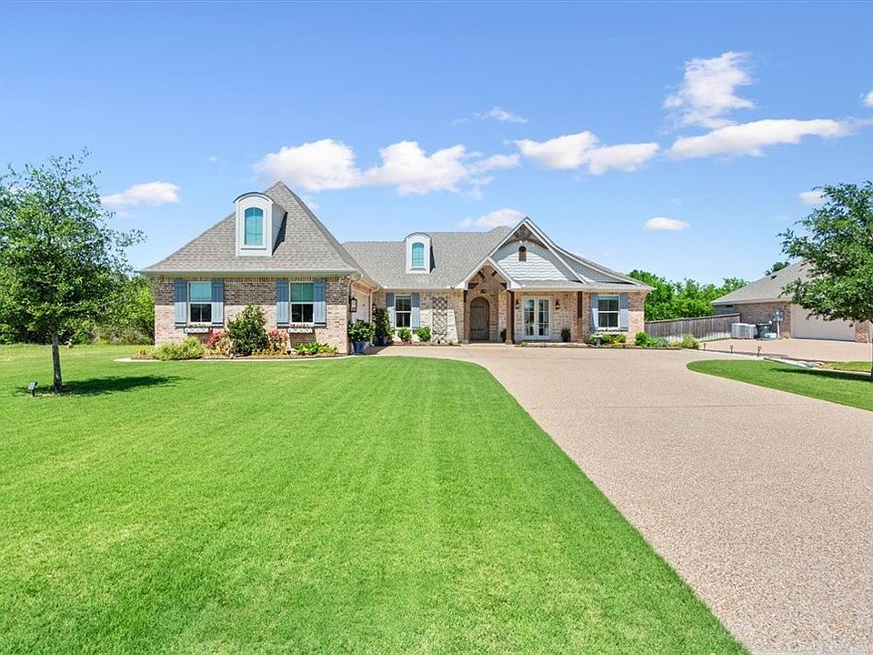 1st image of 301 Jester Ln