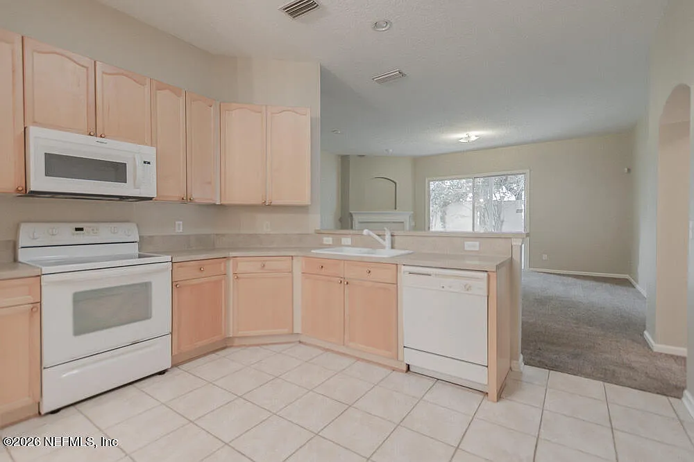 3 bed, 2.0 bath, 1918 sqft, $2,100 — Photo 3