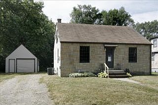 5th image of 303 Hutchinson St