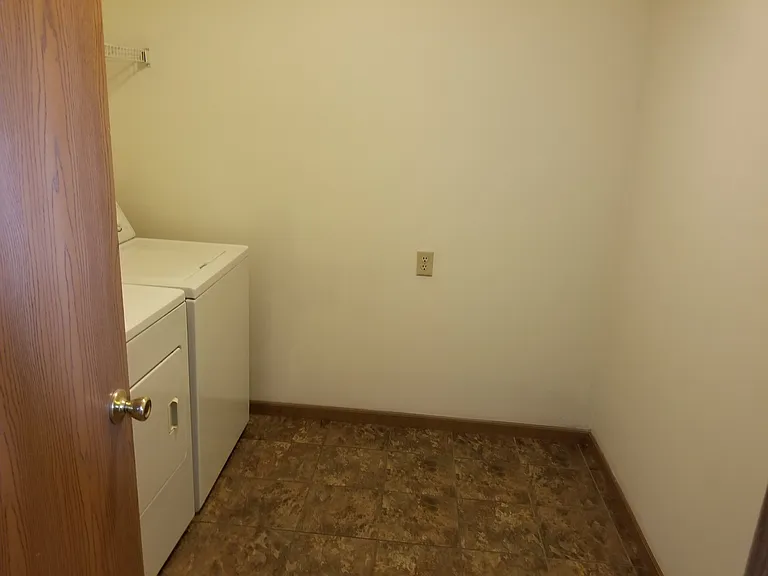 2334 Hopkins Dr — Photo 4
