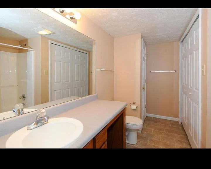 706 Shadywood Ln — Photo 6
