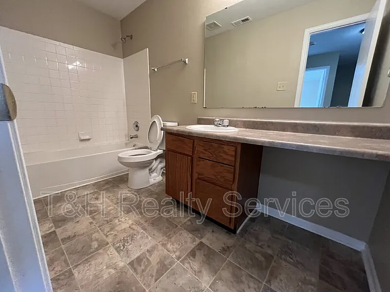 1422 Dowell St — Photo 18