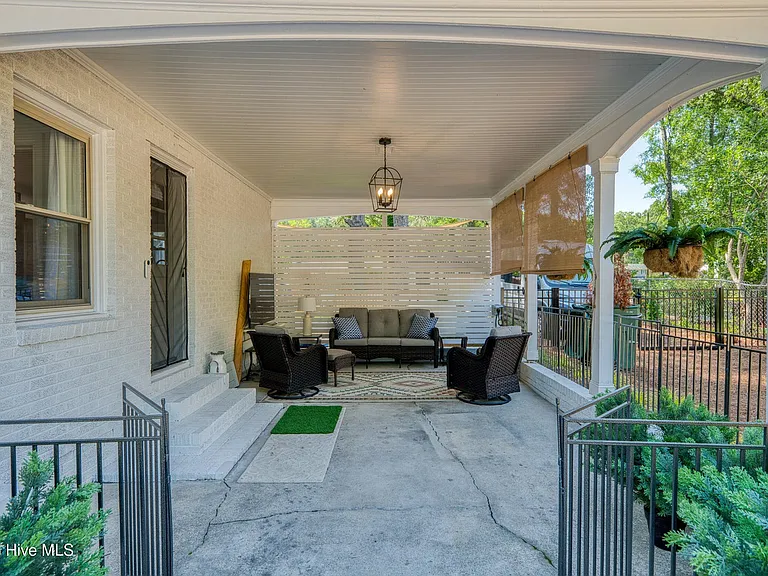 Clark Dr — Photo 23