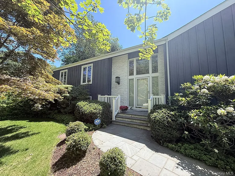 95 Linda Ln W — Photo 1