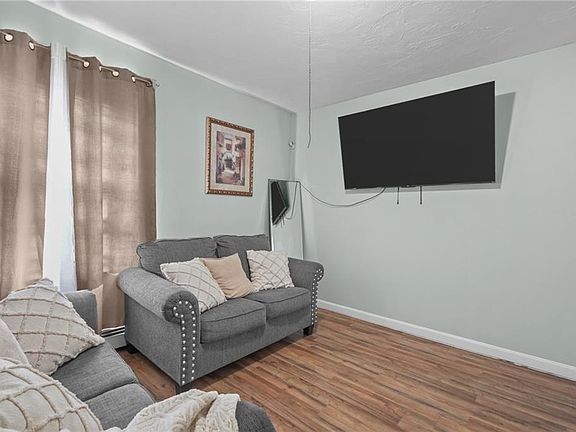 5th image of 35 Sterling Ave