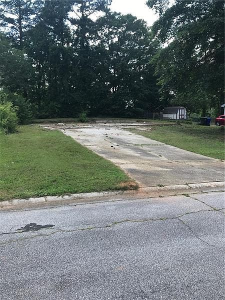 2nd image of 1196 Woodbridge Dr NE