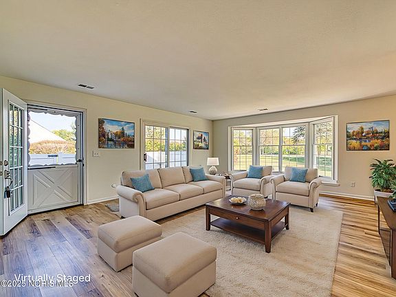2nd image of 8 Arbor Ct