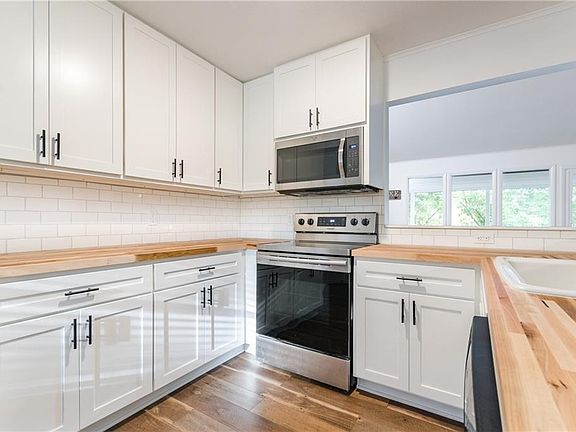 5th image of 7 Deane Cir