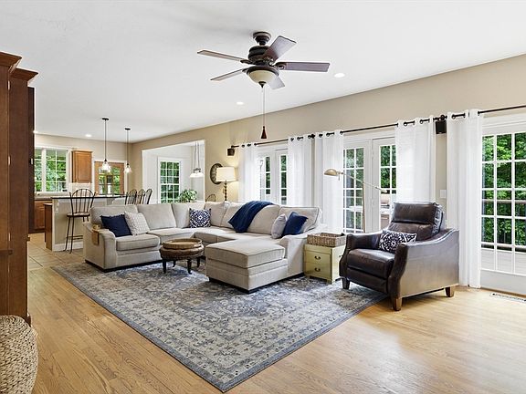 3rd image of 8 Iroquois Ln