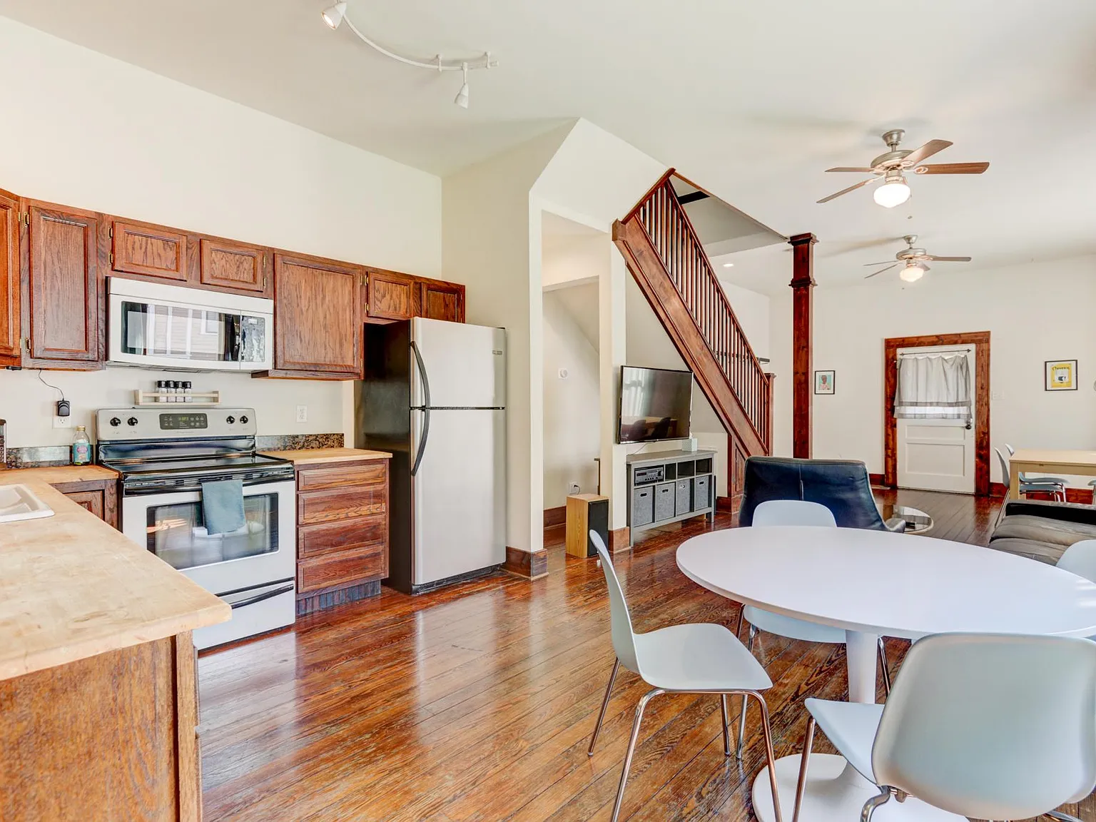 1007 Eleanor St — Photo 3