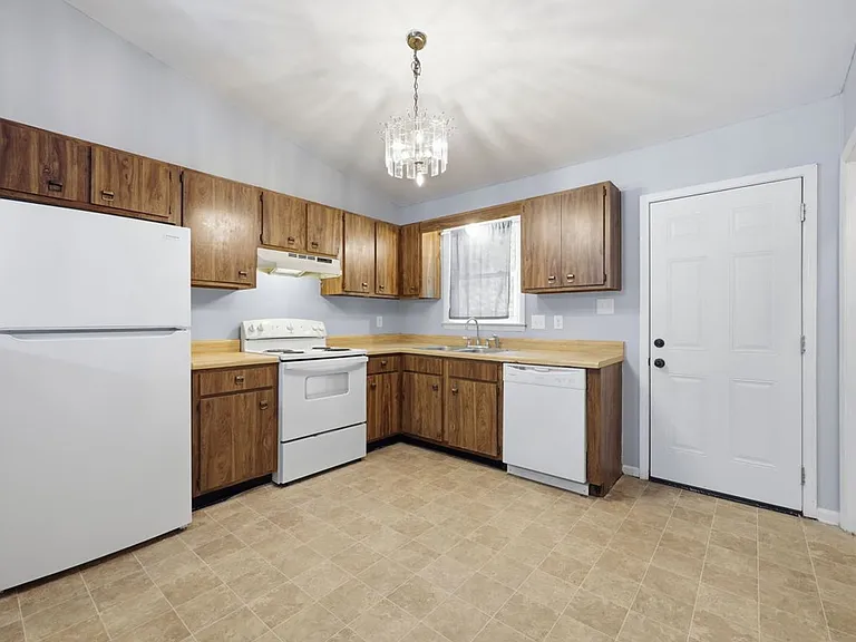 406 Cedar Creek Dr — Photo 4