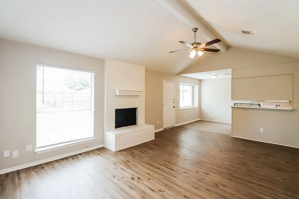 3 bed, 2.0 bath, 1452 sqft, $1,885 — Photo 4