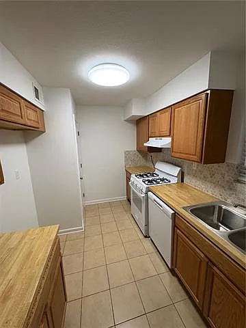 3 bed, 1.5 bath, 1325 sqft, $1,700 — Photo 4