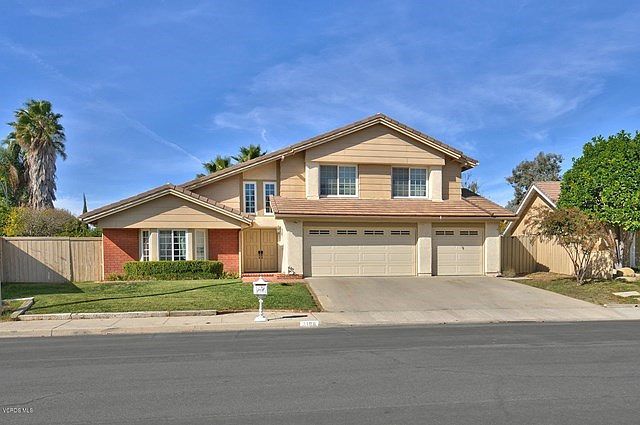 3198 Thistlewood Street-large-001-19-SKY
