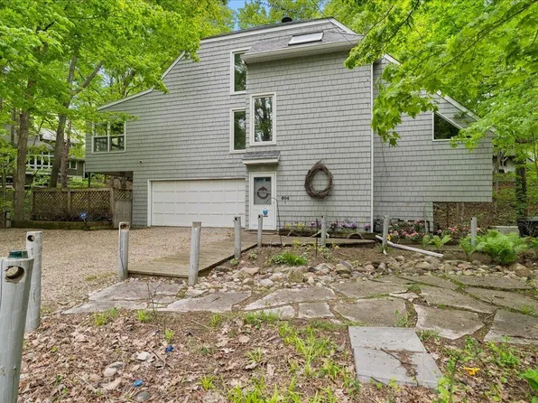 604 Pine Ln, Sawyer, MI 49125