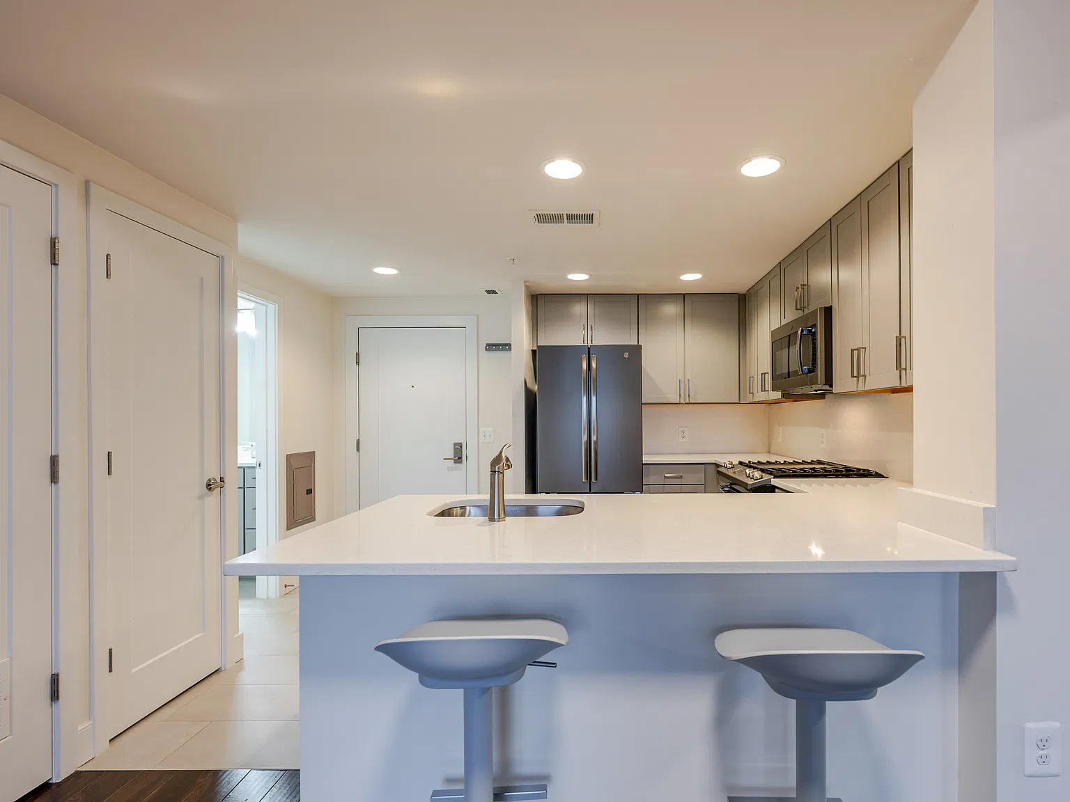 1 bed, 700 sqft, $2,250 — Photo 3