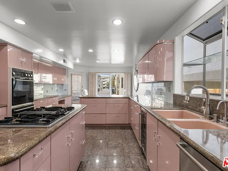 4611 Roma Ct — Photo 10