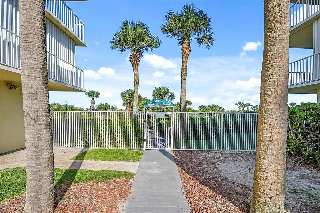 3 bed, 2.0 bath, 1817 sqft, $5,750 — Photo 3