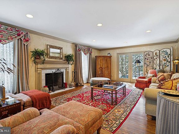 4th image of 736 Woodleave Rd