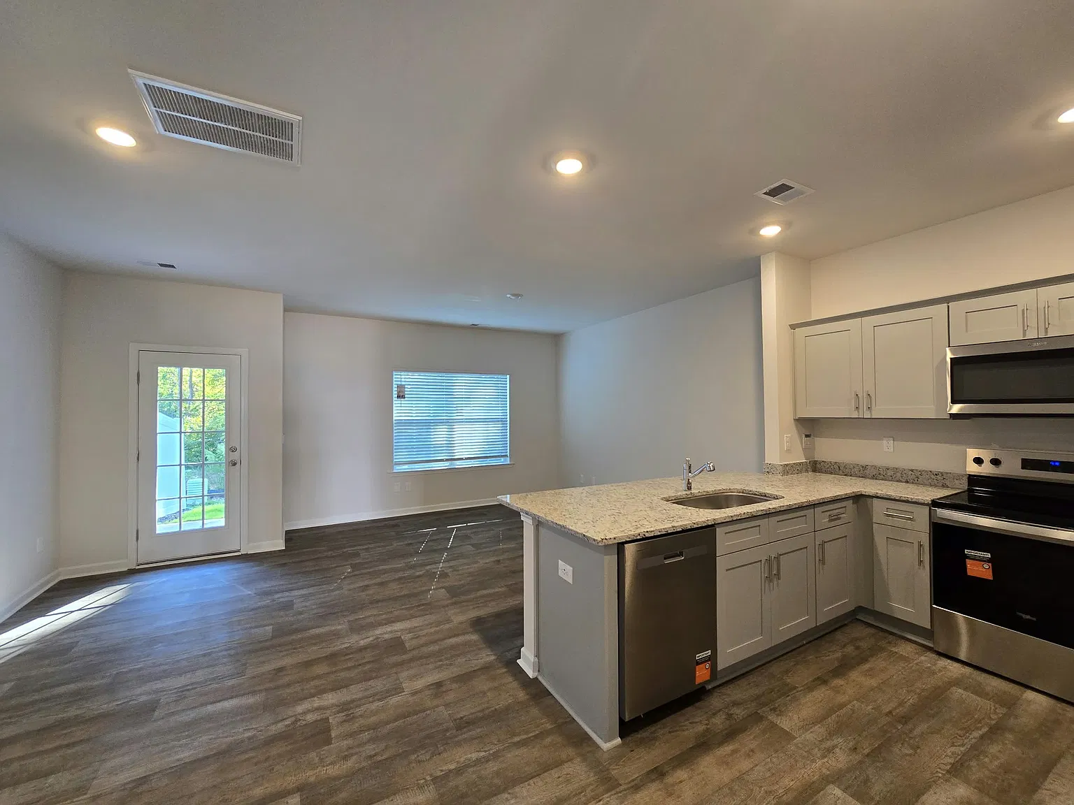 3 bed, 2.5 bath, 1418 sqft, $1,790 — Photo 3