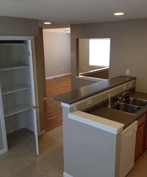 kitchen bar & pantry