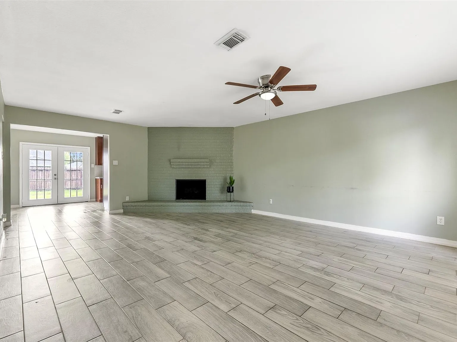 4 bed, 2.0 bath, 1680 sqft, $2,100 — Photo 3