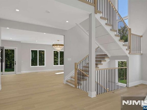 3rd image of 8 Ann Street
