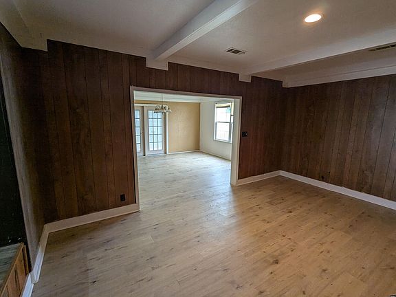 3rd image of 902 Troy Rd