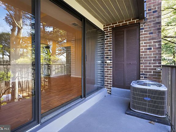 2nd image of 4400 Island Pl APT 302