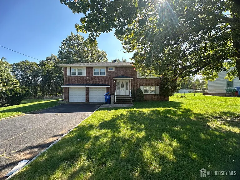 9 Holly Rd — Photo 1