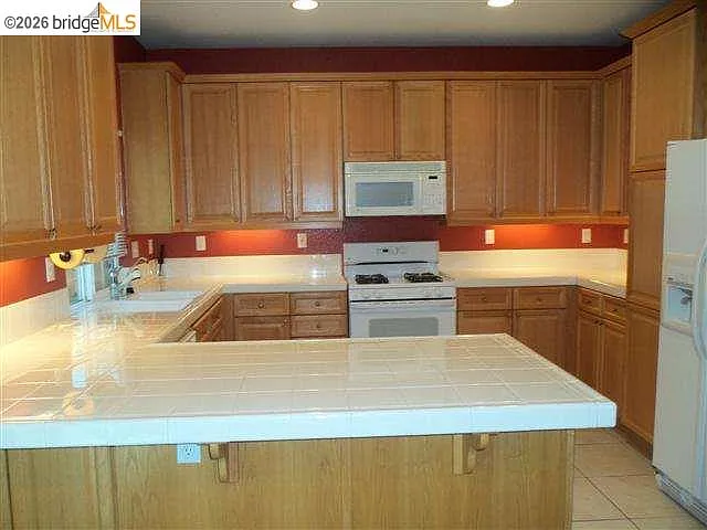 3 bed, 2.5 bath, 1625 sqft, $3,195 — Photo 3