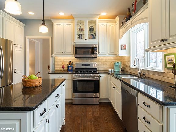 3rd image of 798 Wexford Ct