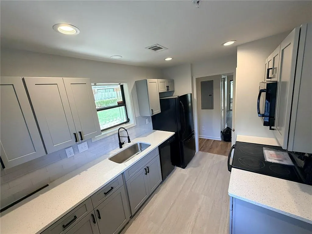 3 bed, 2.5 bath, 1780 sqft, $2,495 — Photo 2
