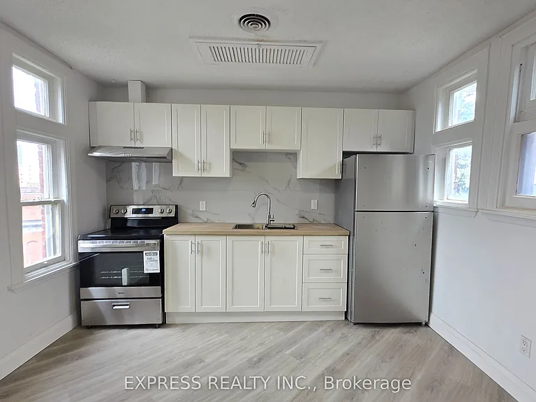 252 James St S #301 — Photo 5