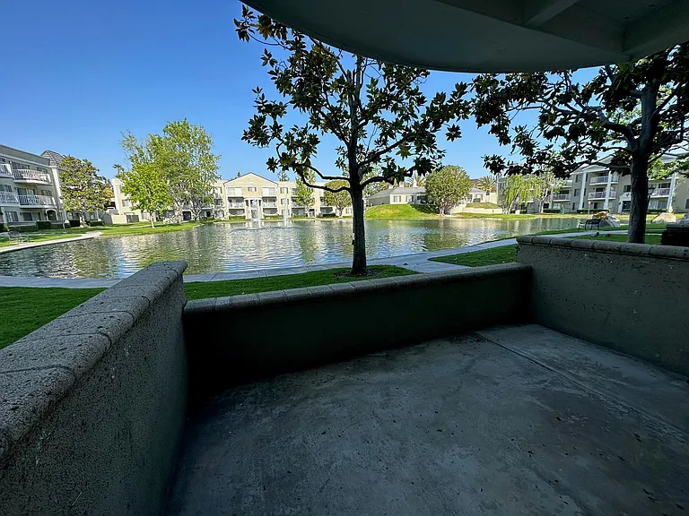Versailles on the Lake Apartments — Photo 70