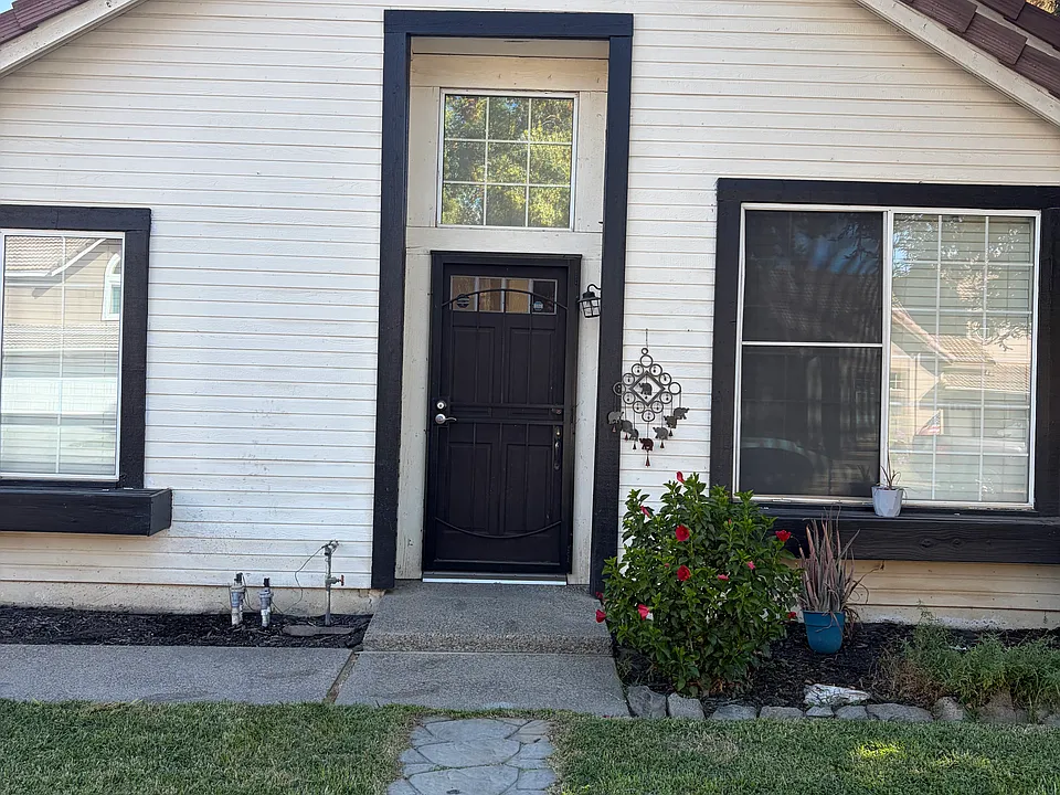 883 N Bush Ave